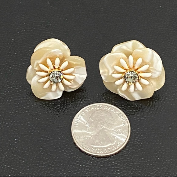 Unsigned Ivory Cream Swirl Resin CZ Center Flower Earrings - Picture 5 of 13